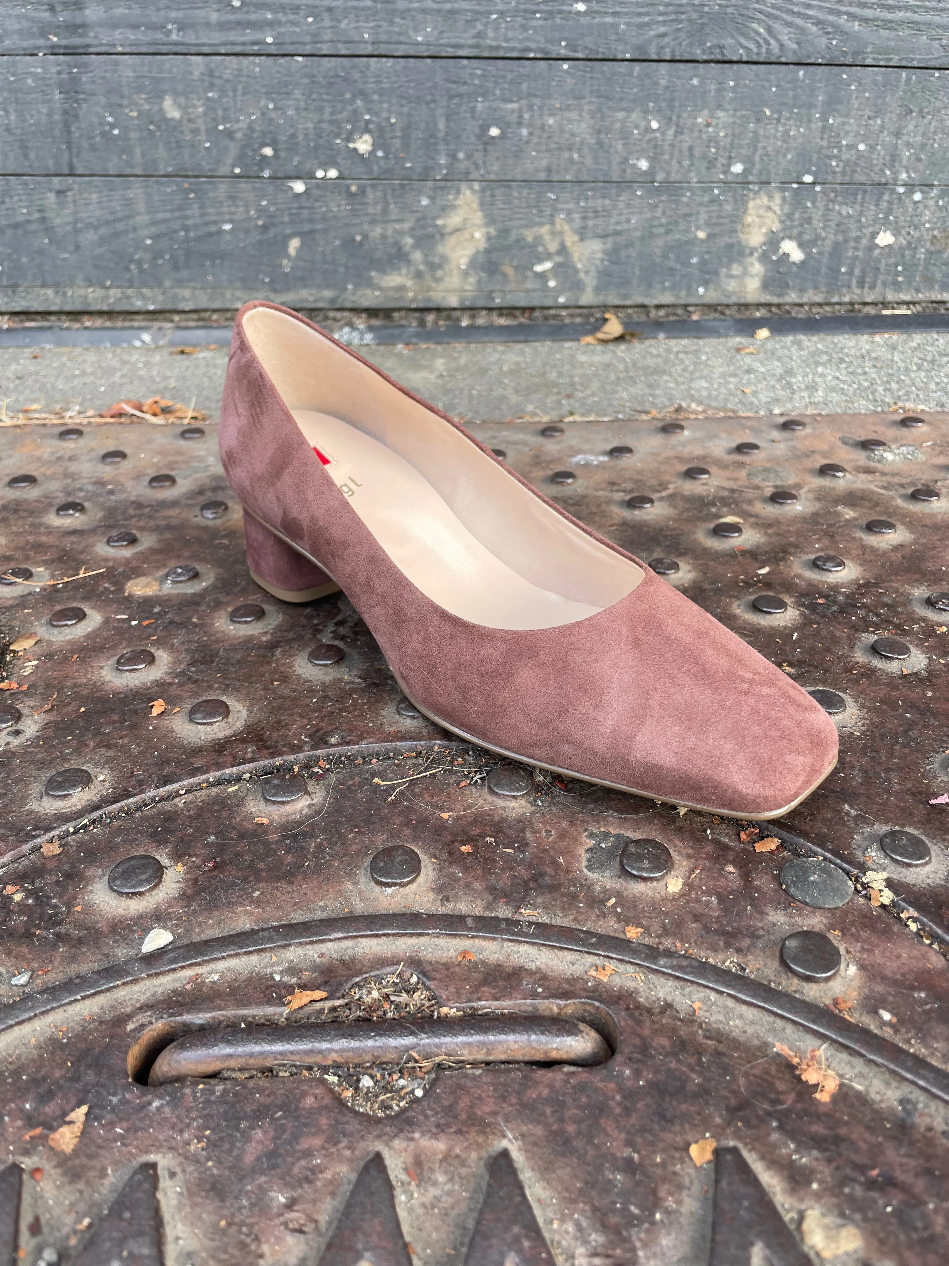 104002 Chocolate Suede Pump
