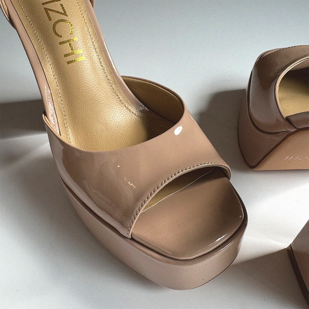 *LAURANCE - beige patent platform