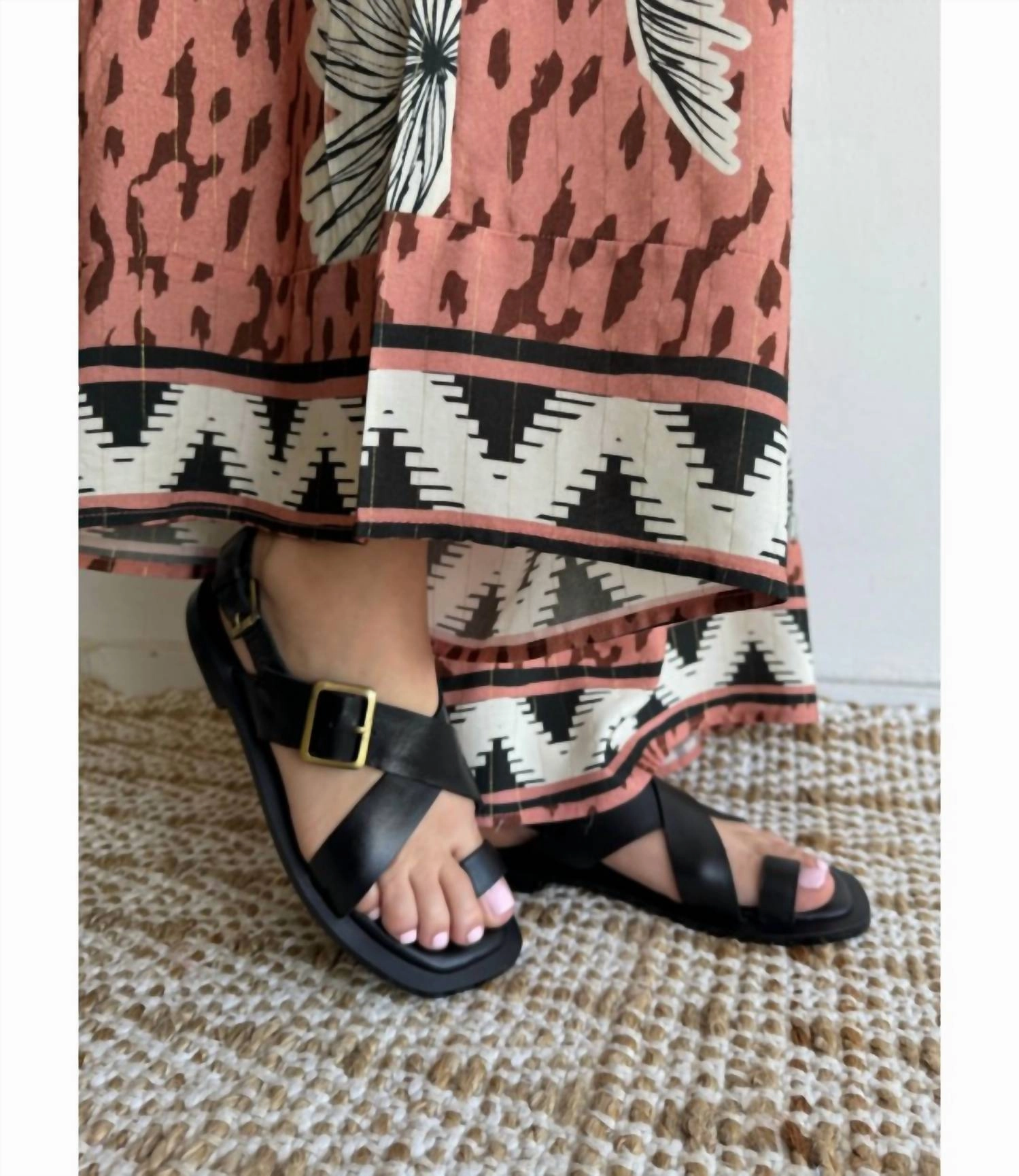 Women's Leather Toe Loop Flat Sandals In Black